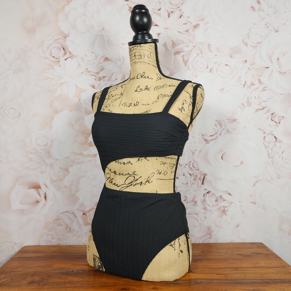 Medium Shade & Shore Black Ribbed Cut-Out One Piece Swimsuit - Picture 3 of 6